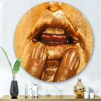 Designart 'A nők közeli ajkak világos arany sminktel i' Modern körfém fali művészet - 36 lemez